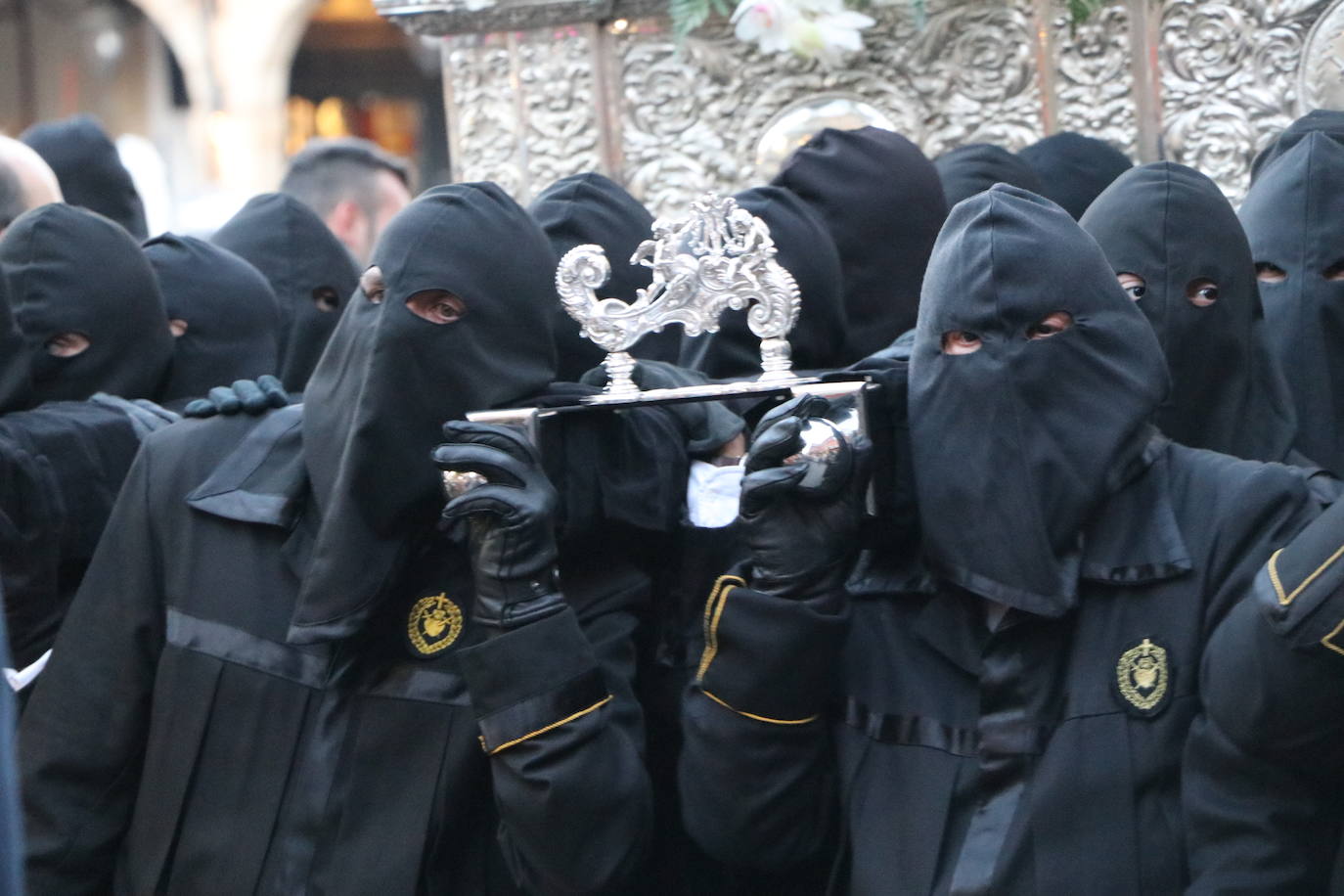 La Cofradía de Angustias ha organizado este Viernes Santo su procesión del Santo Entierro como cada año par. La última vez que procesionó por las calles de la capital fue en 2016.