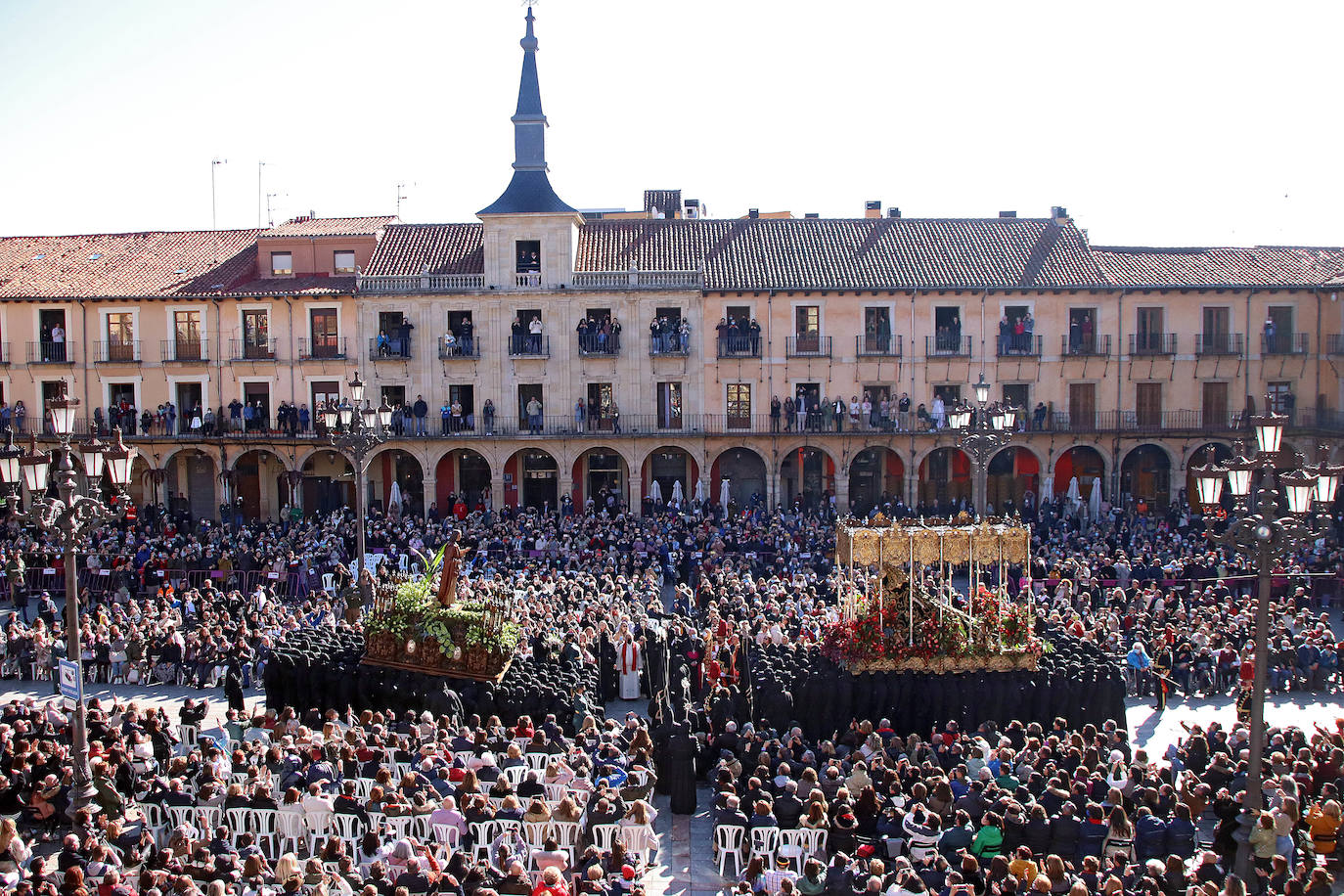 Procesión de los Pasos y acto de El Encuentro en León desde el objetivo del fotógrafo Peio García.