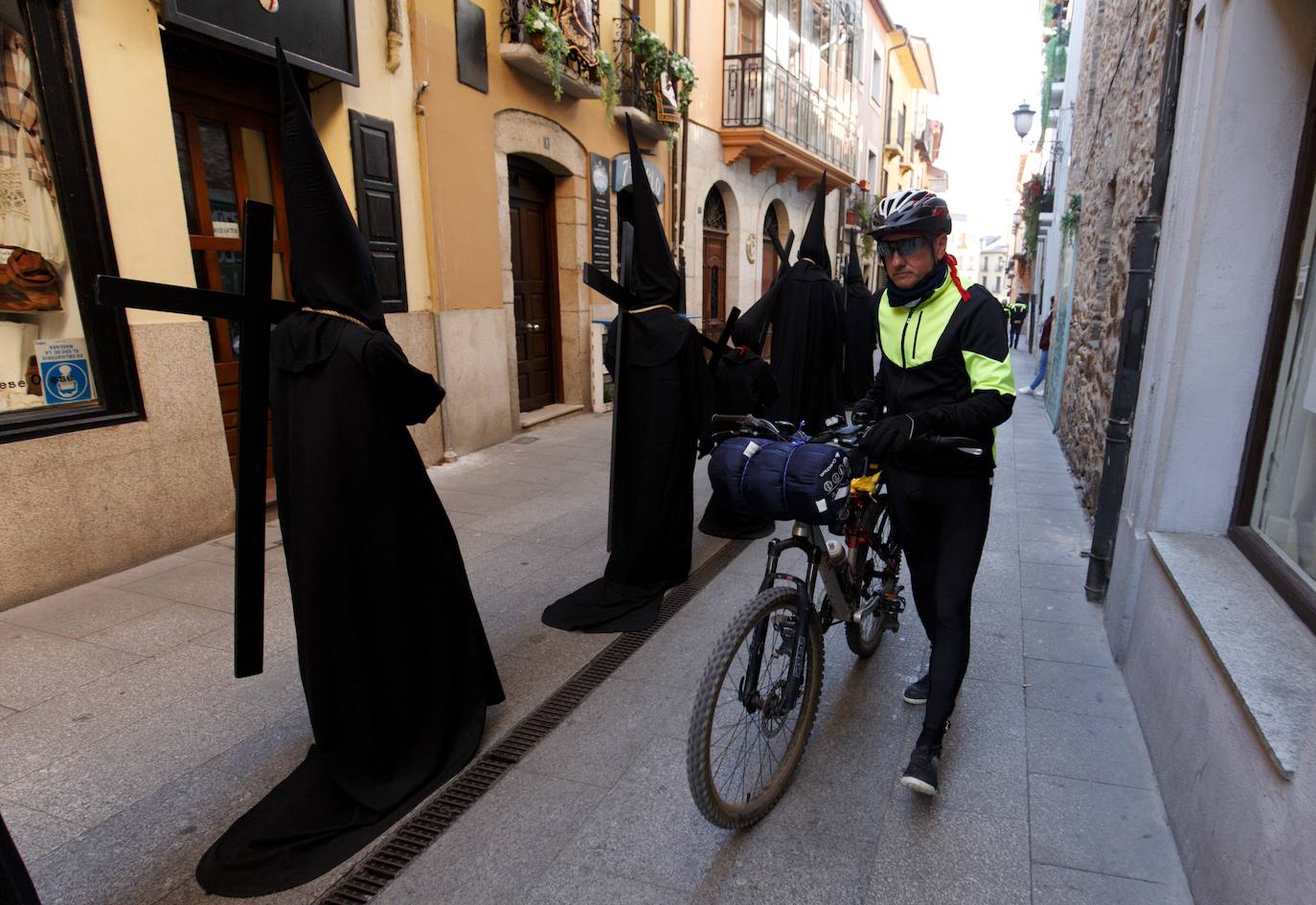 Ponferrada vive uno de sus actos centrales de la Semana Santa con esta procesión del Encuentro.