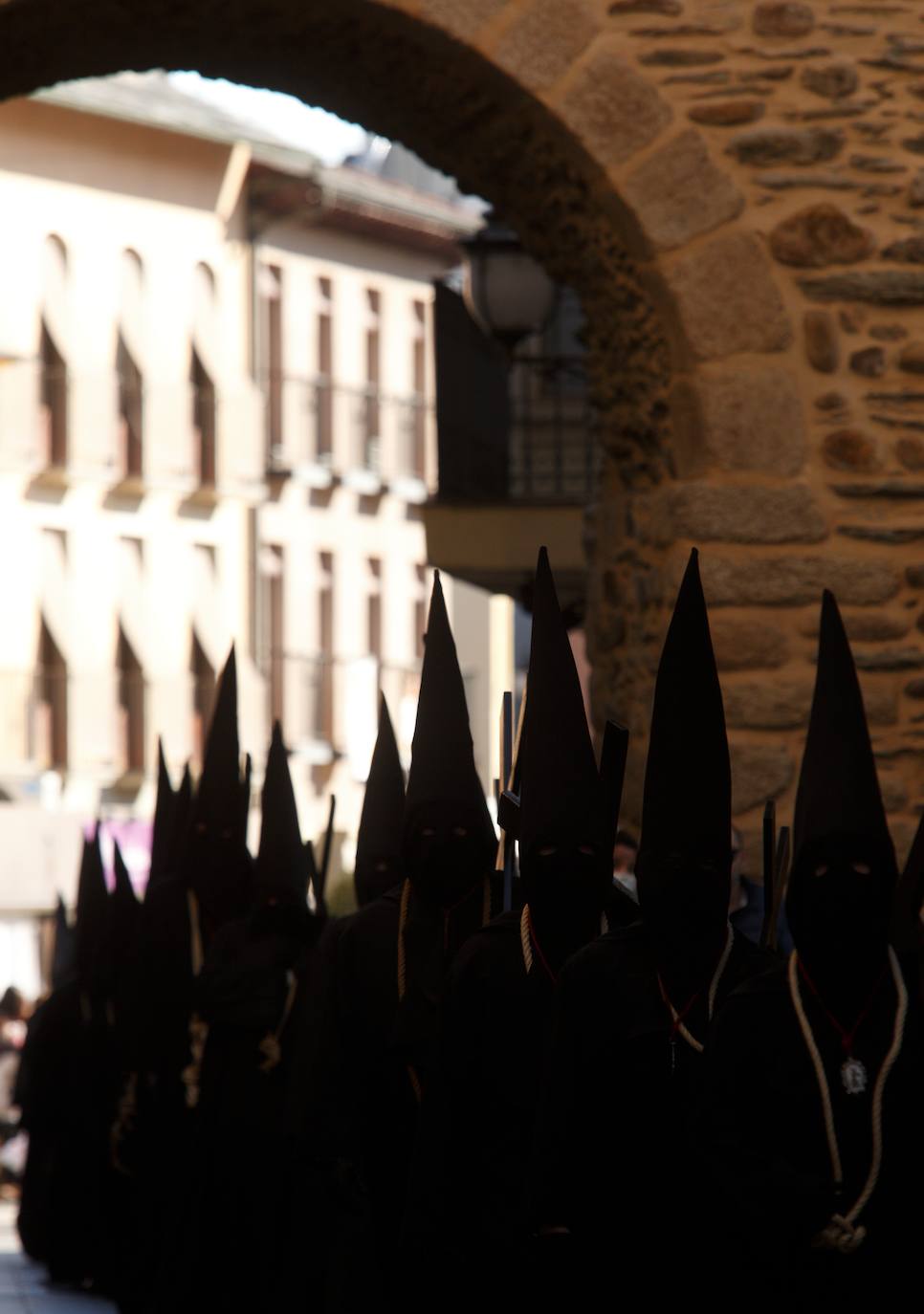 Ponferrada vive uno de sus actos centrales de la Semana Santa con esta procesión del Encuentro.