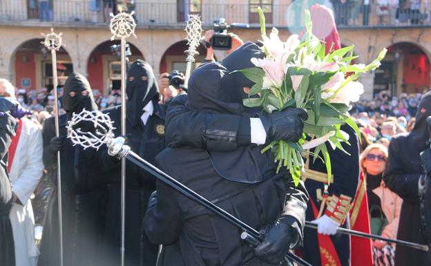 Imagen. Los Seises de ambos pasos se abrazan tras el acto. 