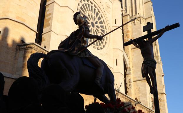 Imagen. La Lanzada con la Catedral de León al fondo en la procesión del Santo Entierro. 