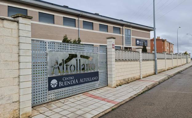 Las puertas de la renovada residencia dan cobijo a familias que se han visto separadas por la guerra. 