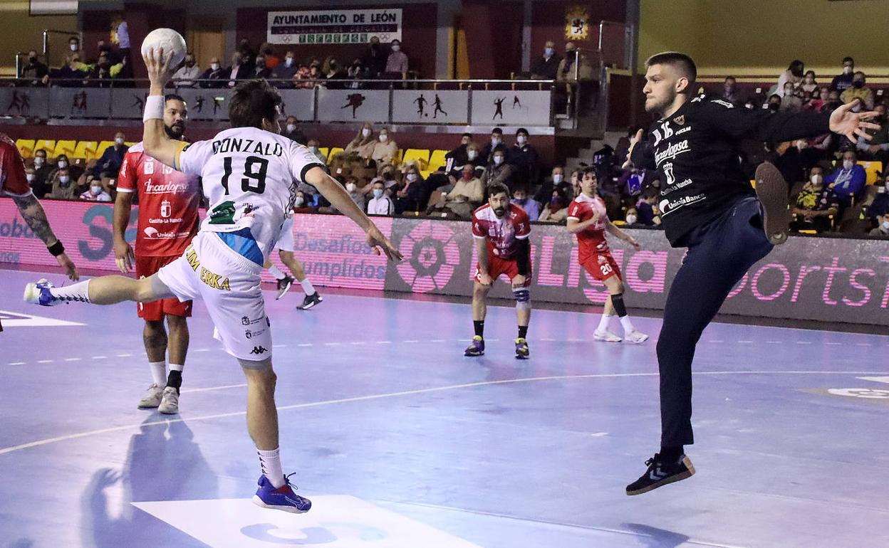 Gonzalo, en un partido con el Abanca Ademar.