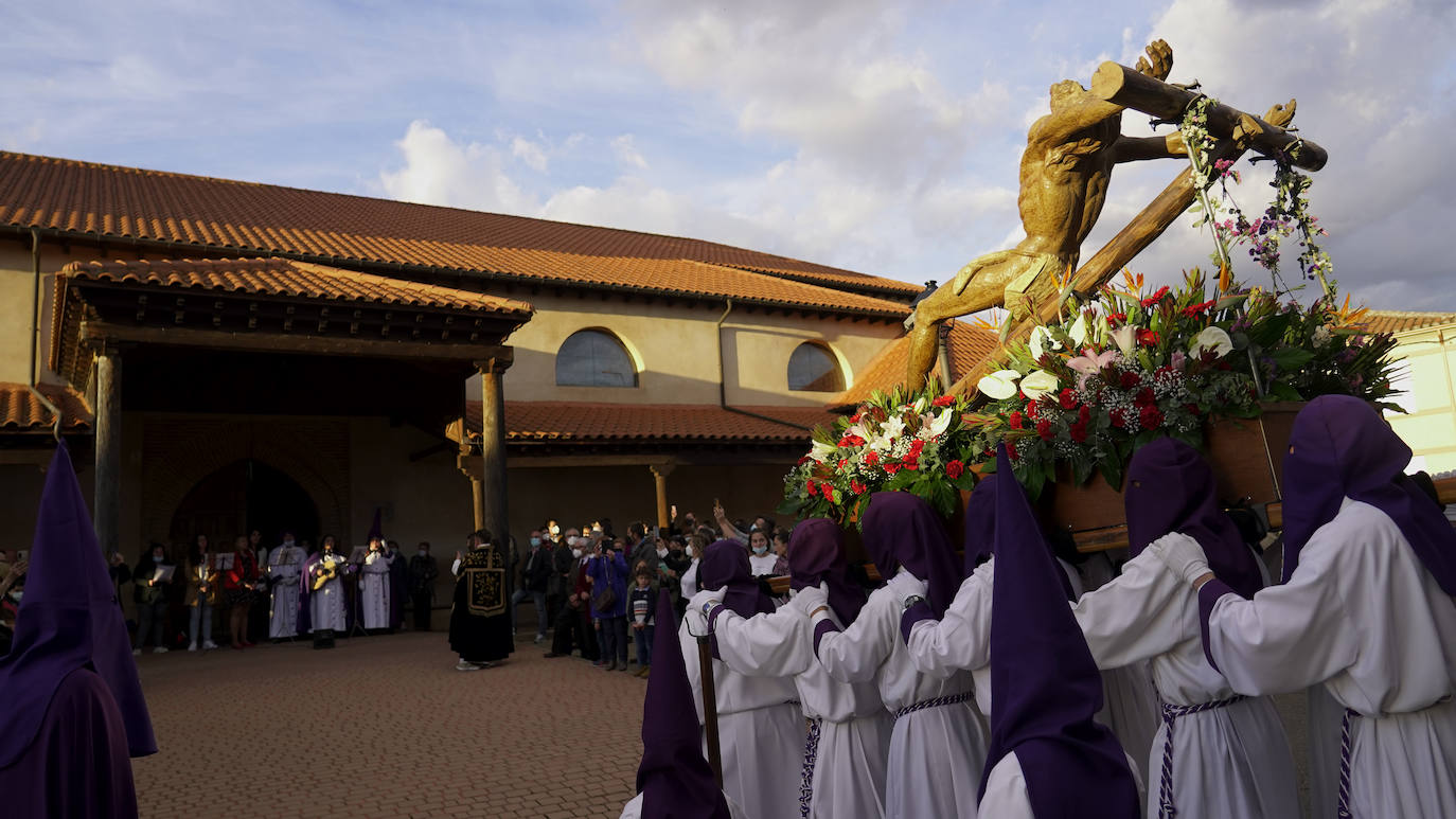 El buen tiempo acompañó la procesión del Jueves Santo en Santa Marina del Rey, uno de los actos centrales de su Semana Santa.