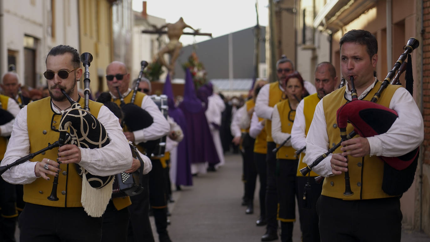 El buen tiempo acompañó la procesión del Jueves Santo en Santa Marina del Rey, uno de los actos centrales de su Semana Santa.