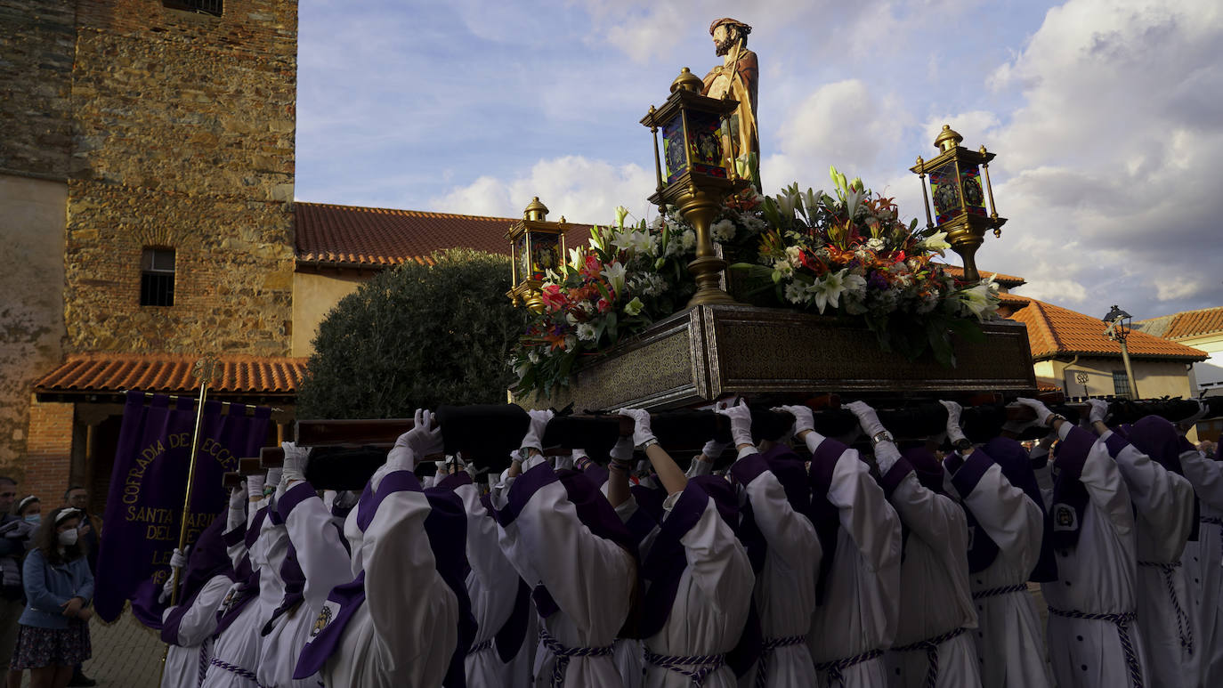 El buen tiempo acompañó la procesión del Jueves Santo en Santa Marina del Rey, uno de los actos centrales de su Semana Santa.