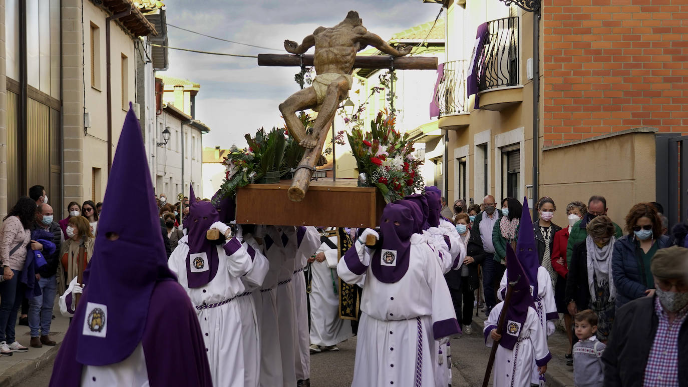 El buen tiempo acompañó la procesión del Jueves Santo en Santa Marina del Rey, uno de los actos centrales de su Semana Santa.