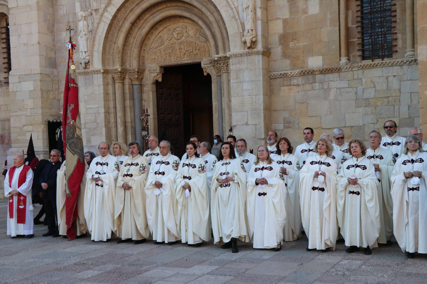 Acto central de la Procesión del Desenclavo en San Isidoro. 