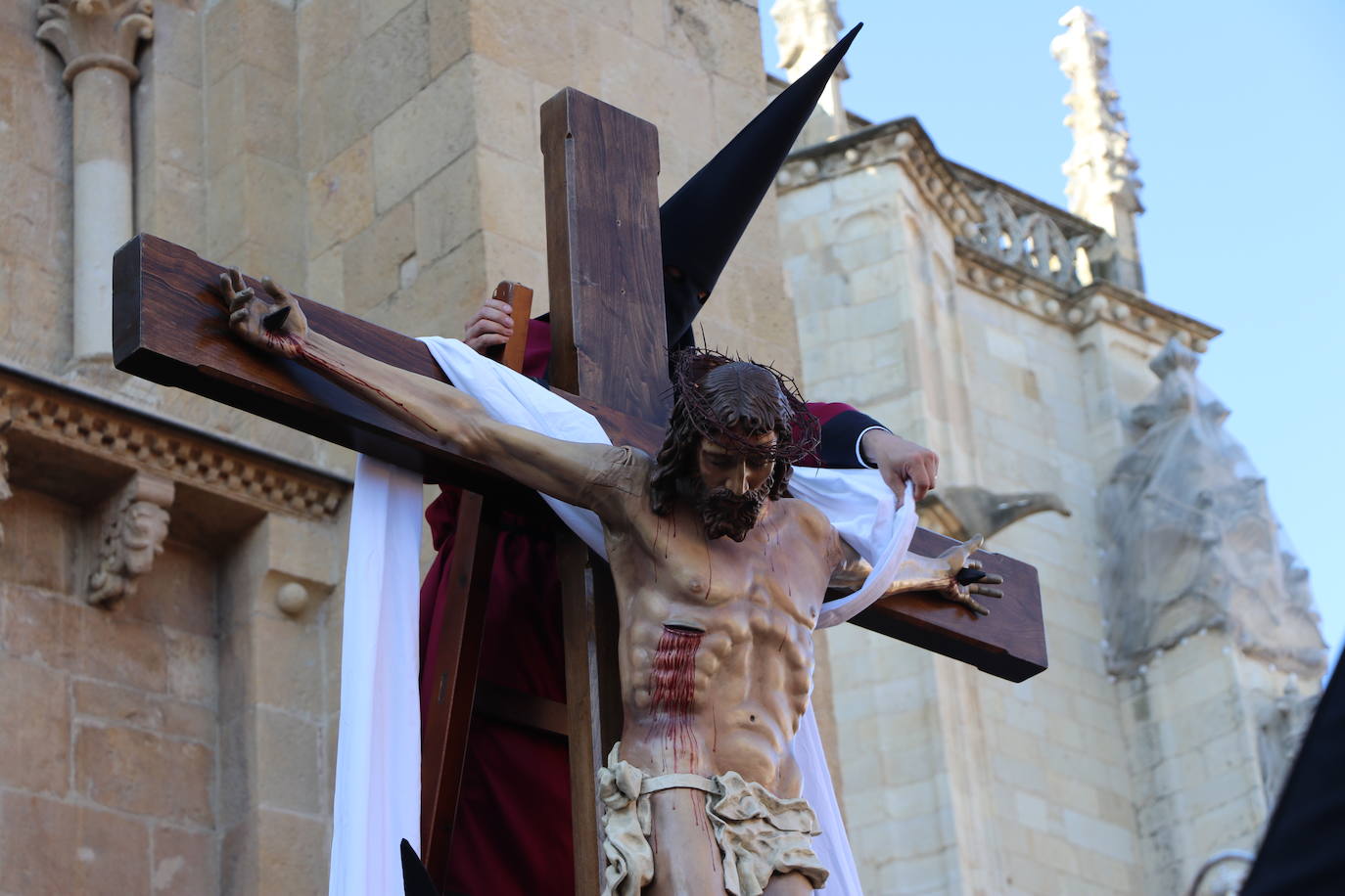 Acto central de la Procesión del Desenclavo en San Isidoro. 