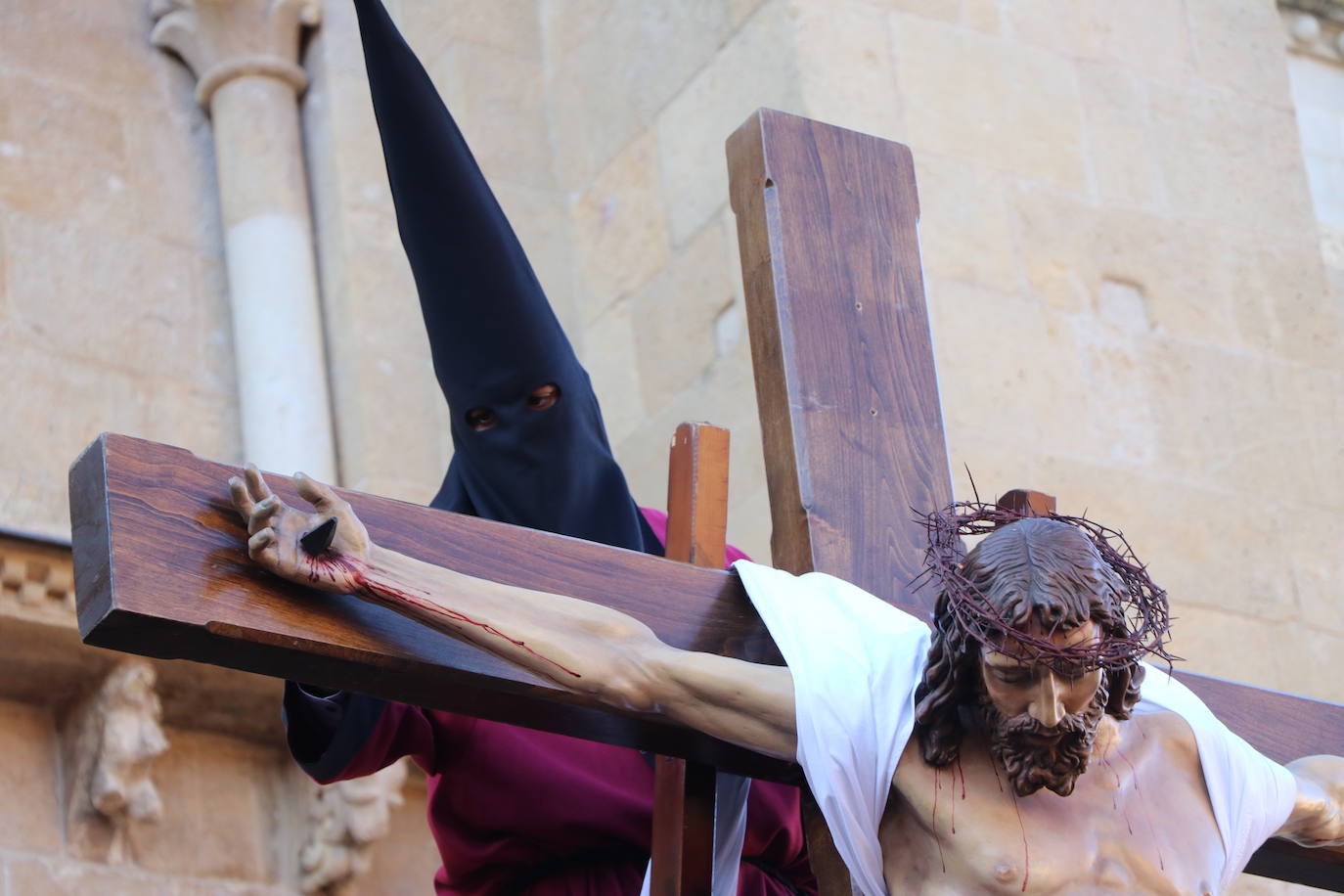 Acto central de la Procesión del Desenclavo en San Isidoro. 