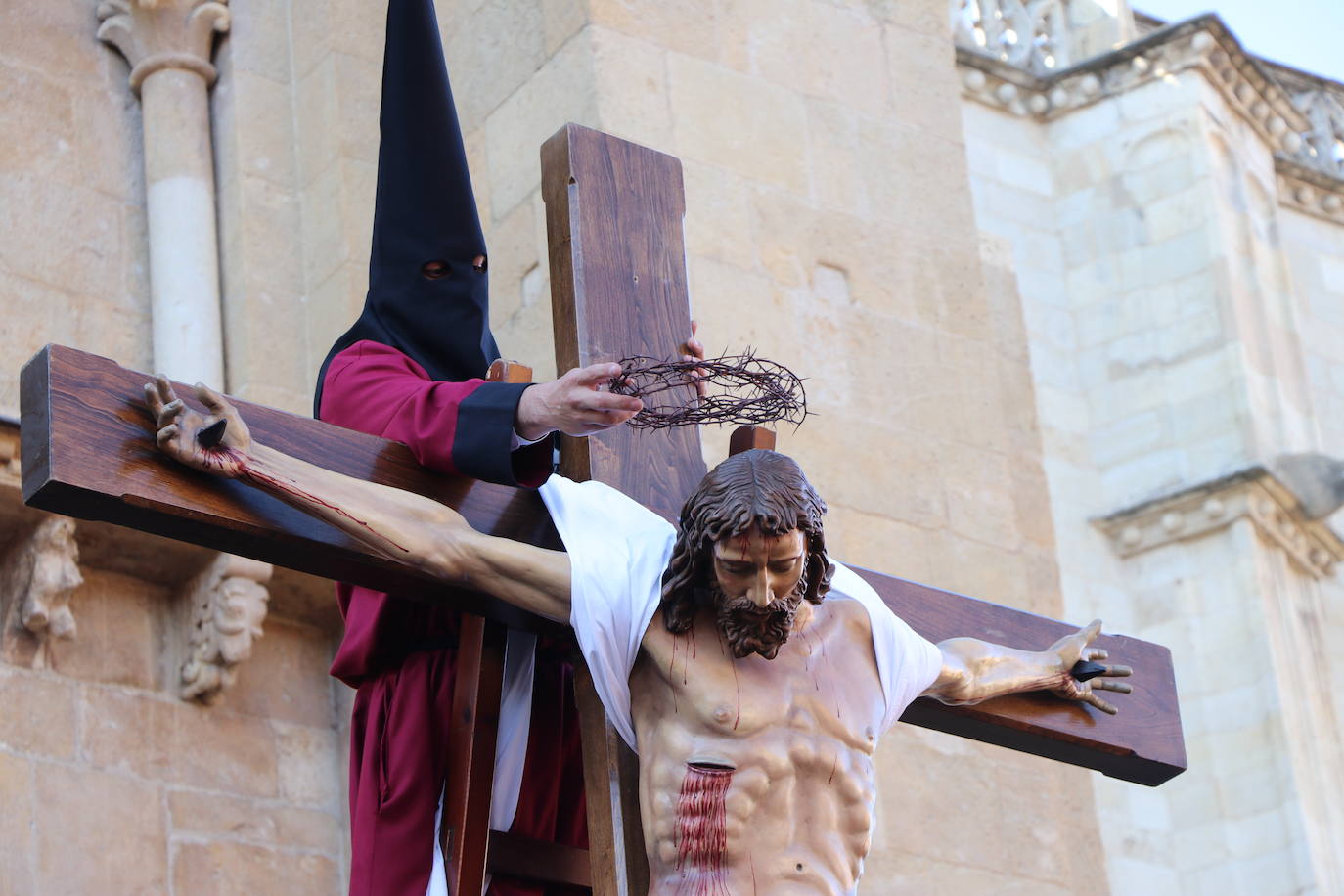 Acto central de la Procesión del Desenclavo en San Isidoro. 