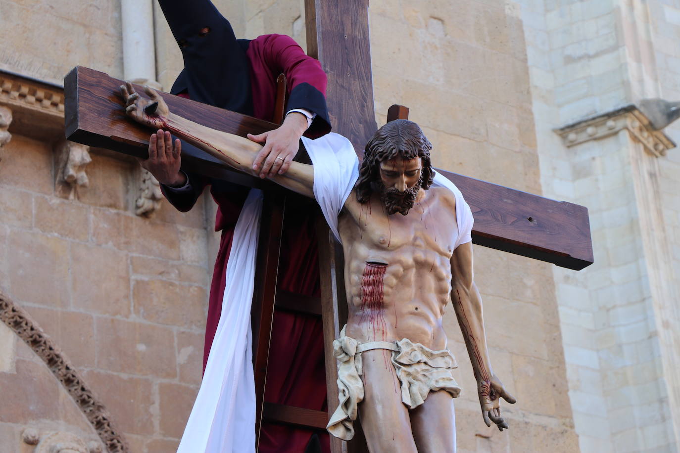 Acto central de la Procesión del Desenclavo en San Isidoro. 