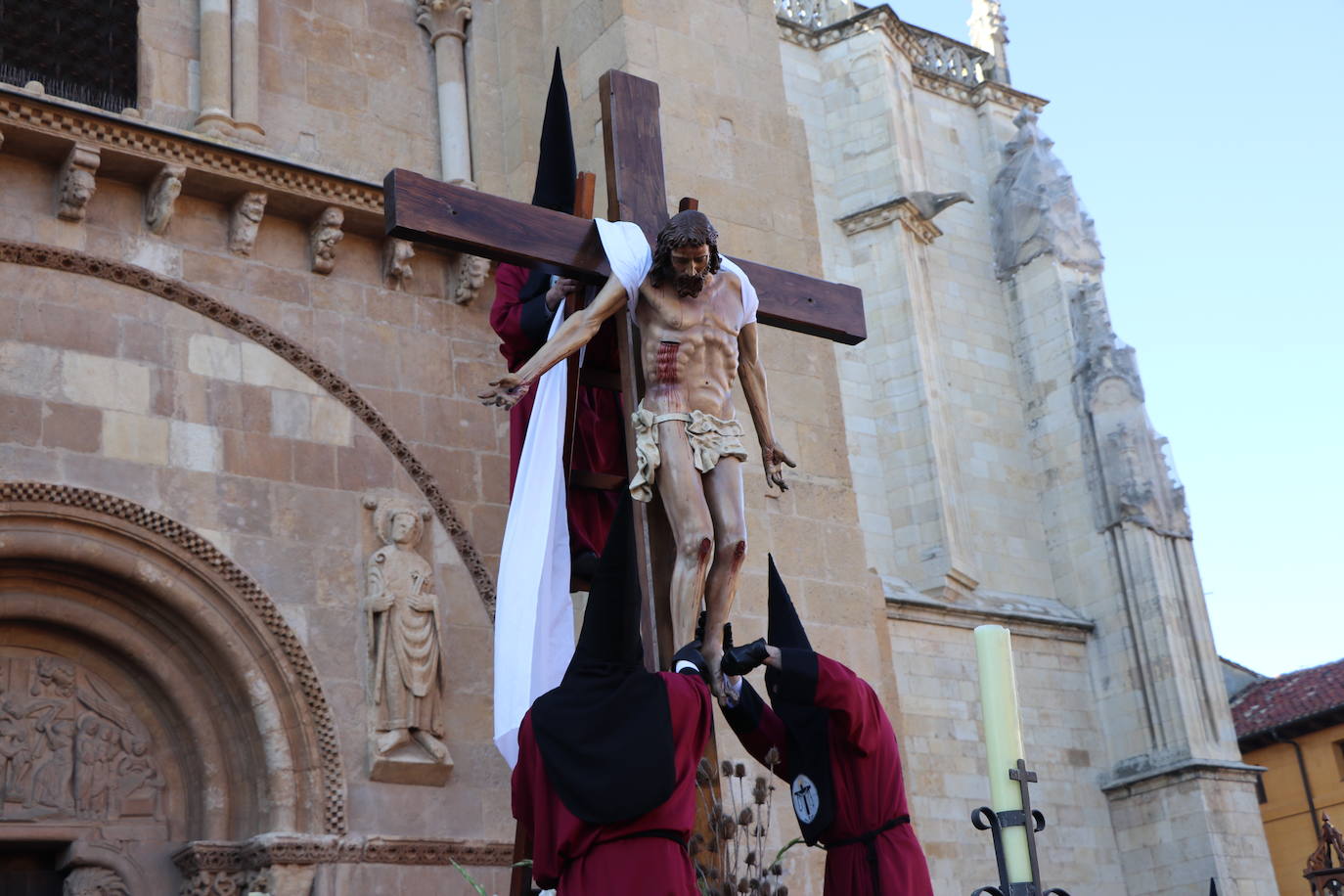 Acto central de la Procesión del Desenclavo en San Isidoro. 