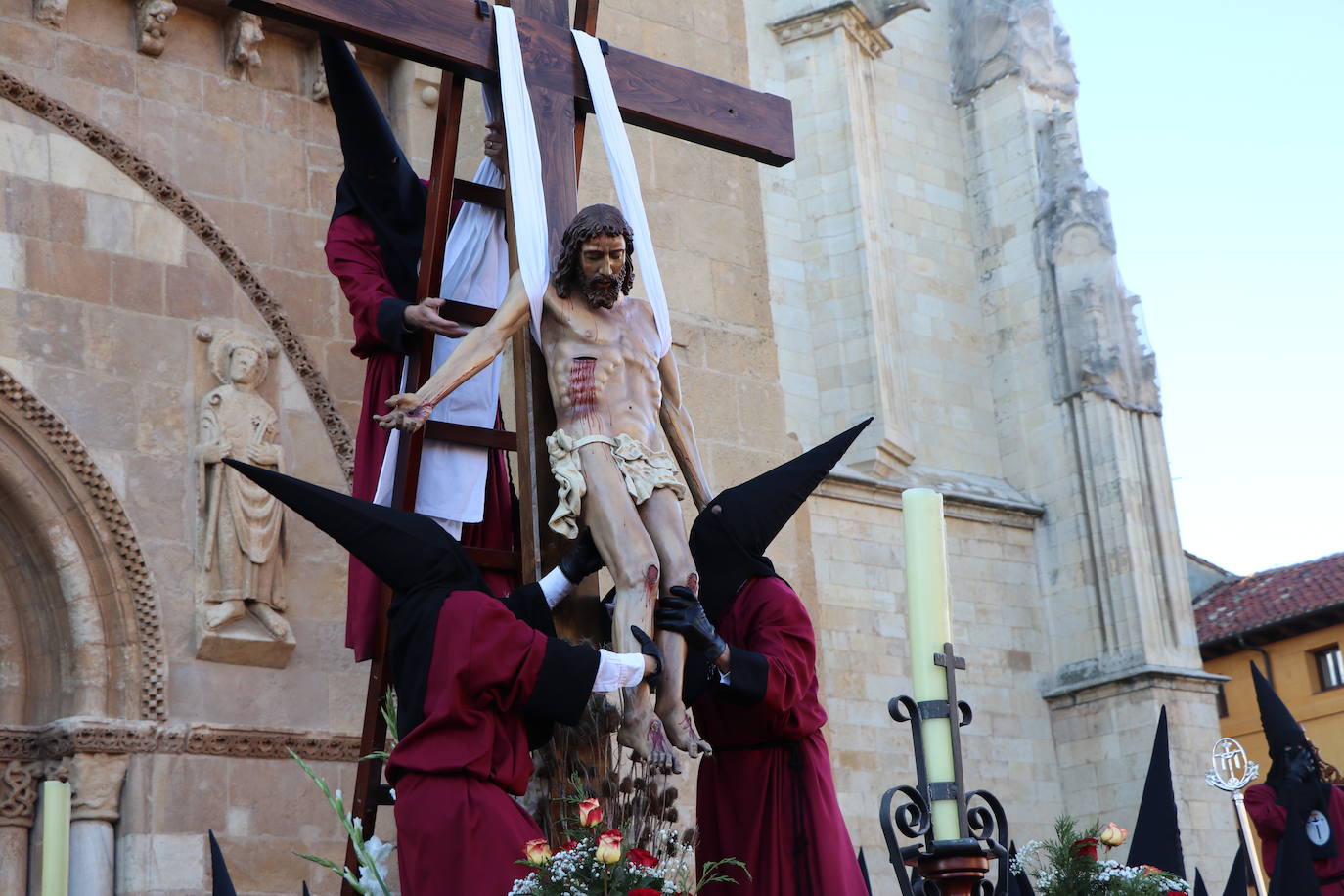 Acto central de la Procesión del Desenclavo en San Isidoro. 