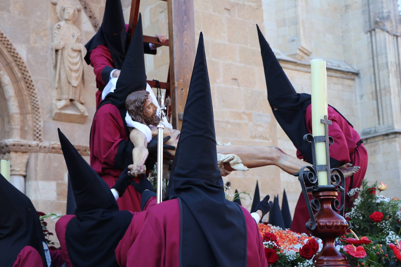 Acto central de la Procesión del Desenclavo en San Isidoro. 