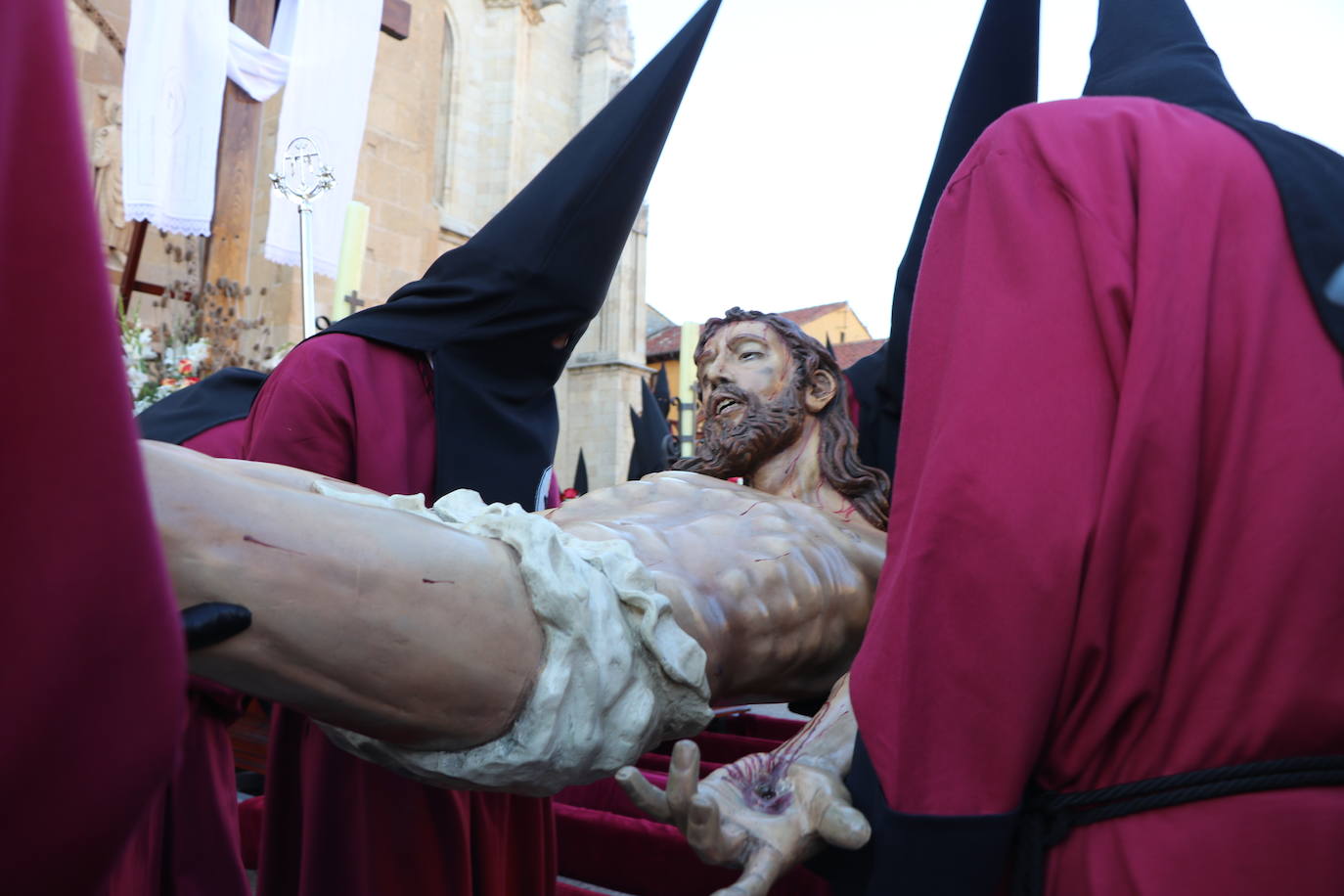 Acto central de la Procesión del Desenclavo en San Isidoro. 