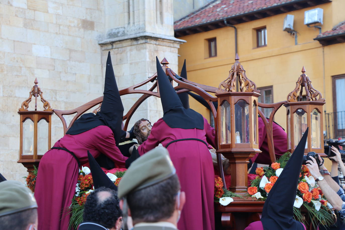 Acto central de la Procesión del Desenclavo en San Isidoro. 