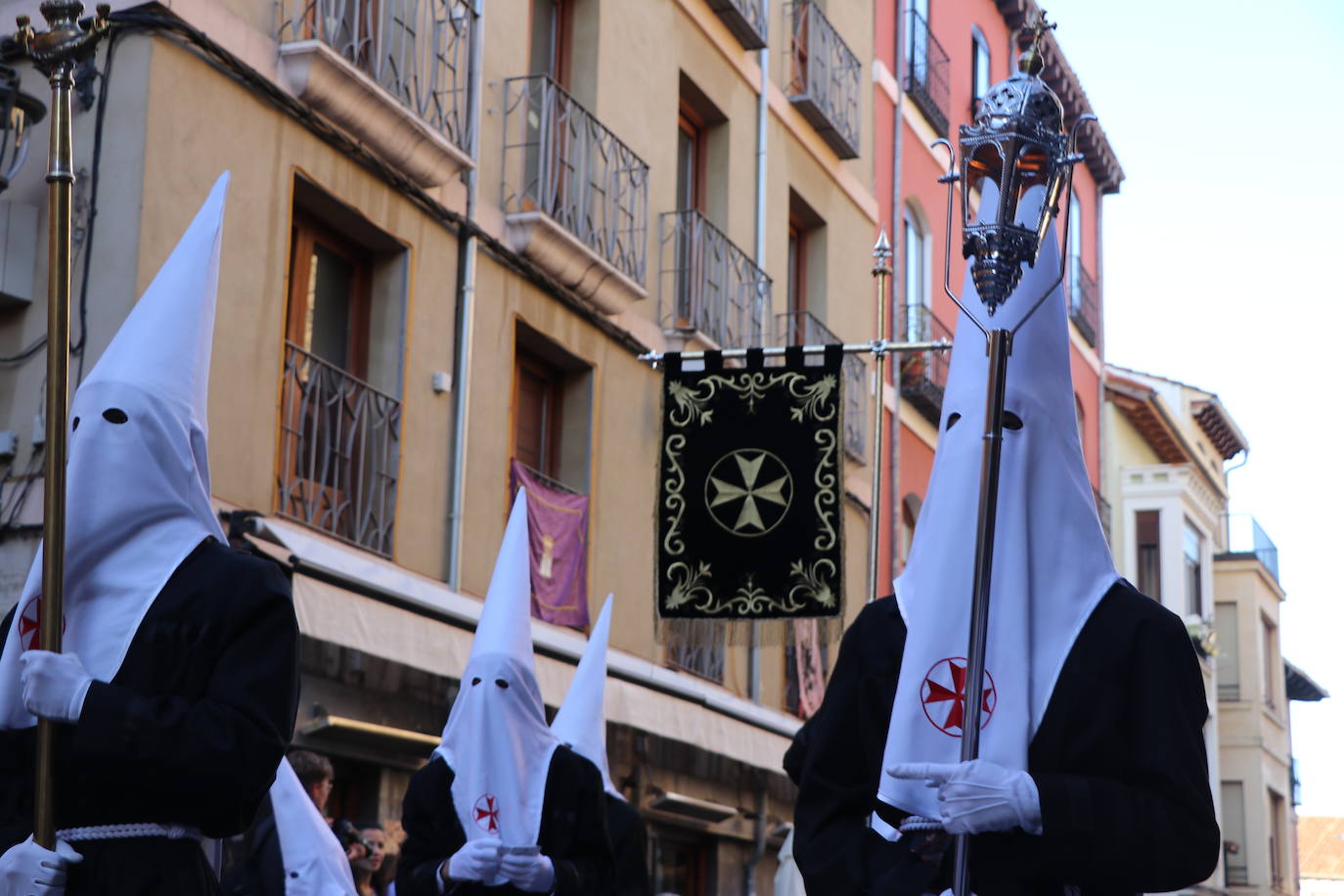 Las blancas capillas de la Cofradía del Santo Sepulcro-esperanza de Vida traen la luz a una tarde de vigilia Pascual