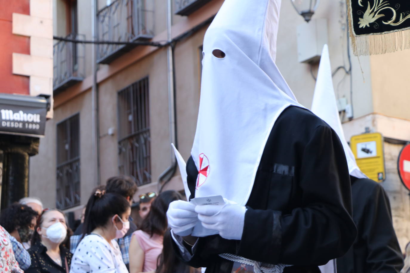 Las blancas capillas de la Cofradía del Santo Sepulcro-esperanza de Vida traen la luz a una tarde de vigilia Pascual