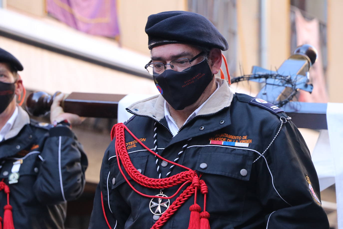 Las blancas capillas de la Cofradía del Santo Sepulcro-esperanza de Vida traen la luz a una tarde de vigilia Pascual