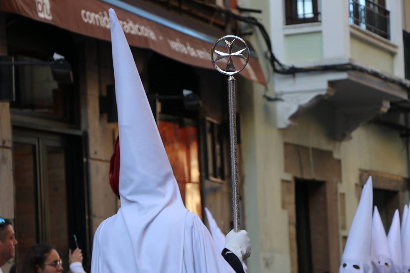 Las blancas capillas de la Cofradía del Santo Sepulcro-esperanza de Vida traen la luz a una tarde de vigilia Pascual