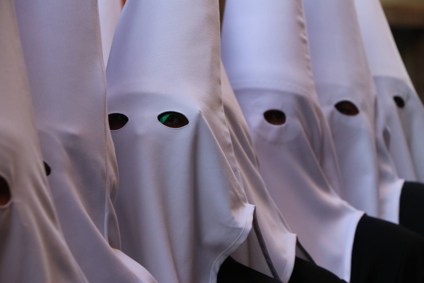 Las blancas capillas de la Cofradía del Santo Sepulcro-esperanza de Vida traen la luz a una tarde de vigilia Pascual