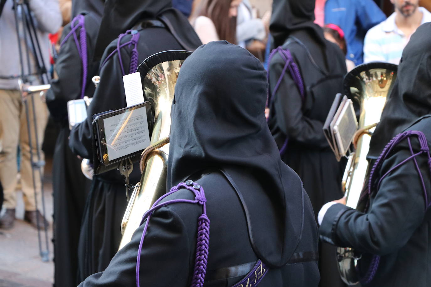 Las blancas capillas de la Cofradía del Santo Sepulcro-esperanza de Vida traen la luz a una tarde de vigilia Pascual