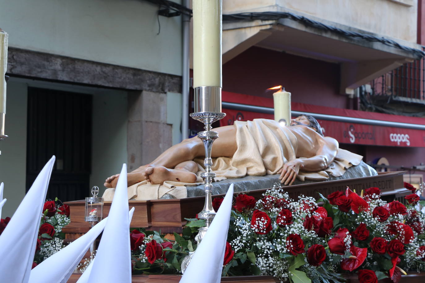 Las blancas capillas de la Cofradía del Santo Sepulcro-esperanza de Vida traen la luz a una tarde de vigilia Pascual