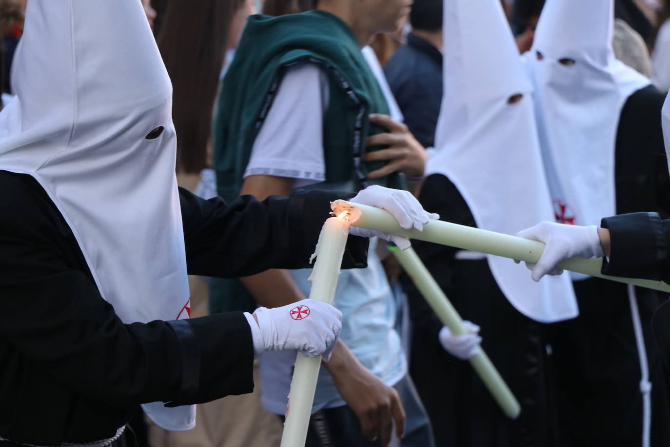 Las blancas capillas de la Cofradía del Santo Sepulcro-esperanza de Vida traen la luz a una tarde de vigilia Pascual