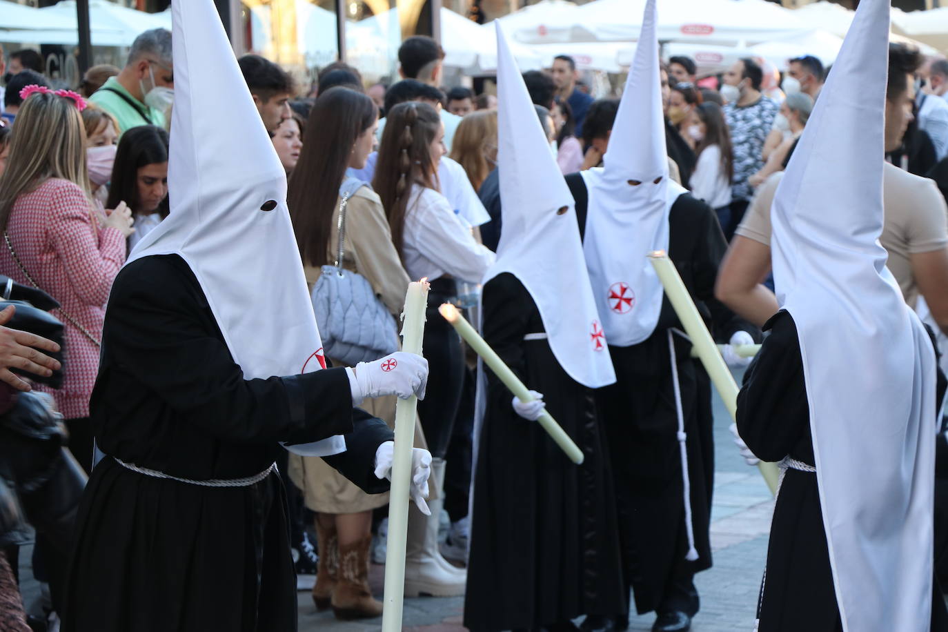 Las blancas capillas de la Cofradía del Santo Sepulcro-esperanza de Vida traen la luz a una tarde de vigilia Pascual