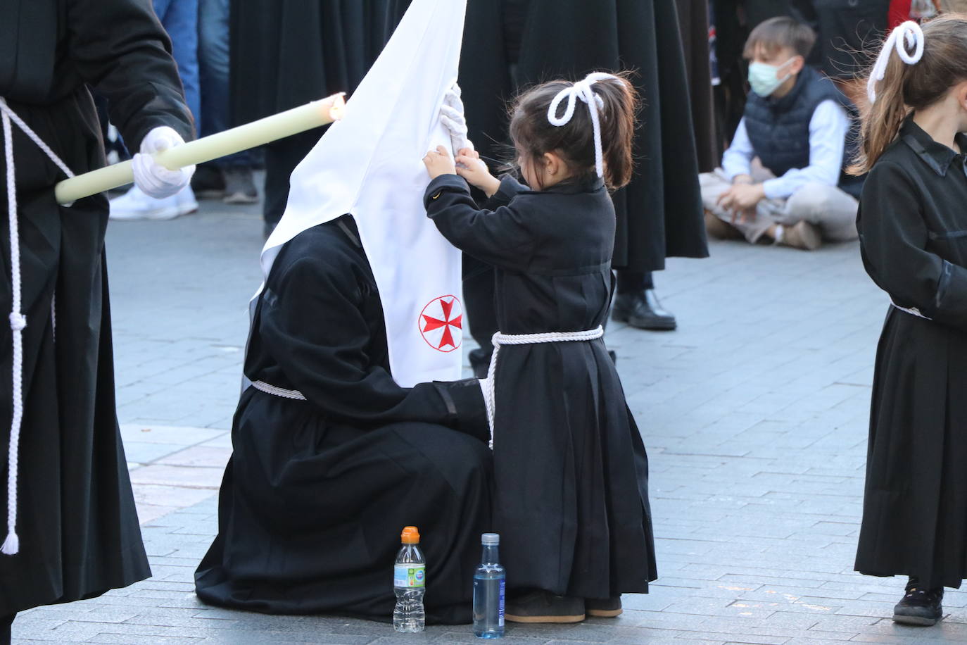 Las blancas capillas de la Cofradía del Santo Sepulcro-esperanza de Vida traen la luz a una tarde de vigilia Pascual