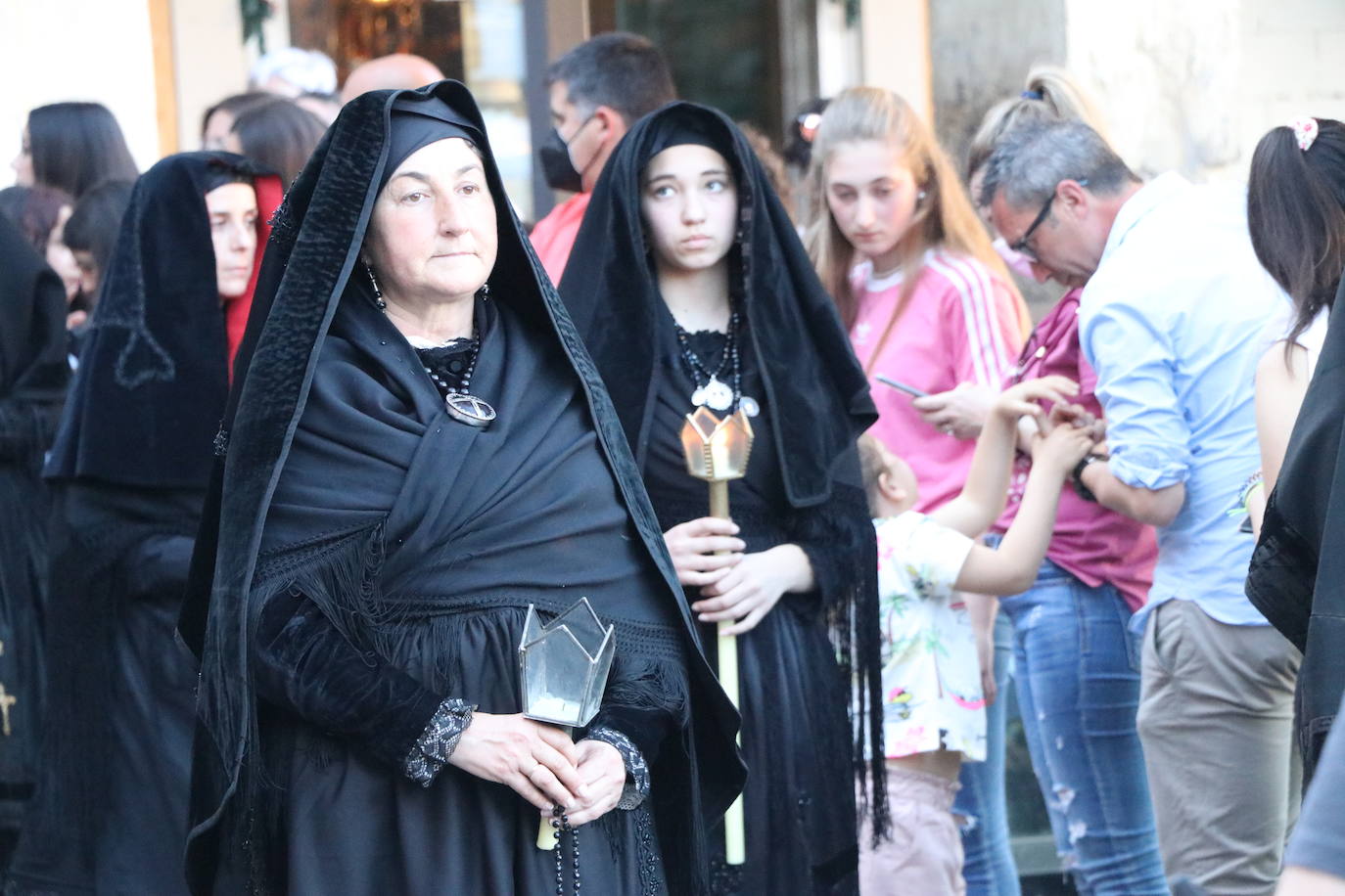 Las blancas capillas de la Cofradía del Santo Sepulcro-esperanza de Vida traen la luz a una tarde de vigilia Pascual