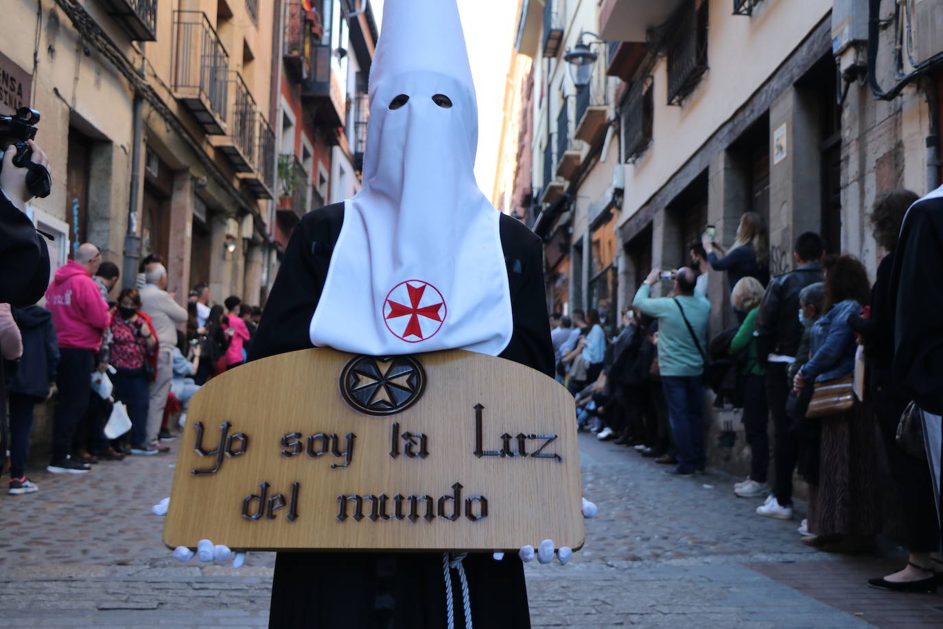 Las blancas capillas de la Cofradía del Santo Sepulcro-esperanza de Vida traen la luz a una tarde de vigilia Pascual