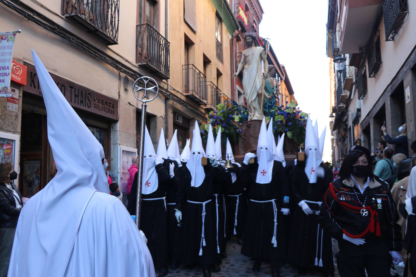 Las blancas capillas de la Cofradía del Santo Sepulcro-esperanza de Vida traen la luz a una tarde de vigilia Pascual