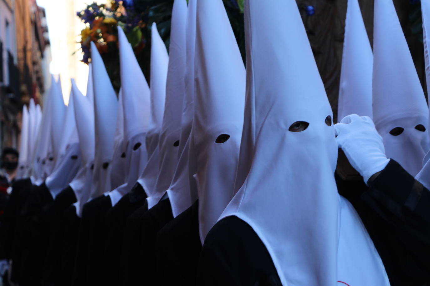 Las blancas capillas de la Cofradía del Santo Sepulcro-esperanza de Vida traen la luz a una tarde de vigilia Pascual