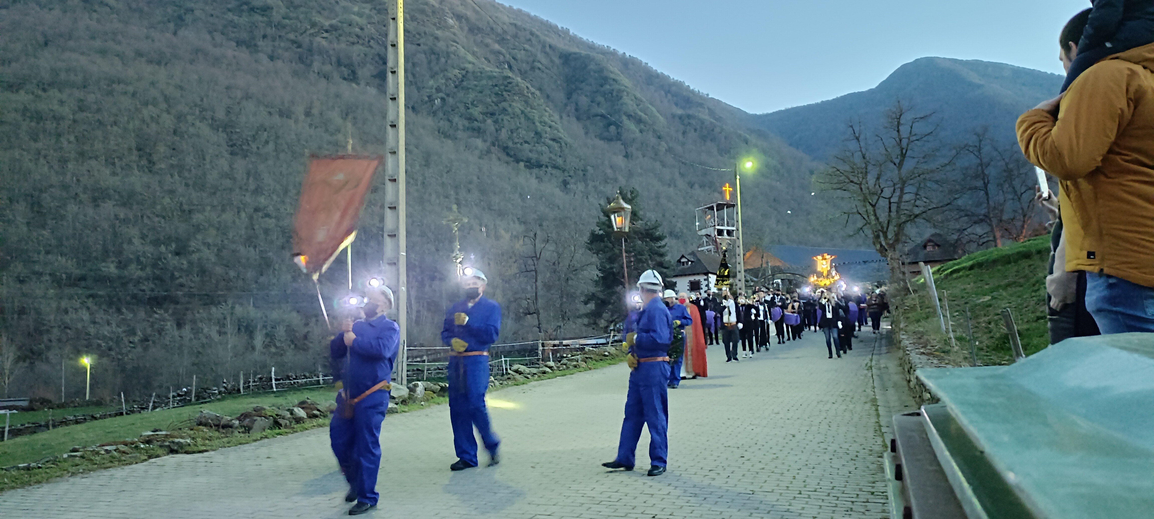 El Cristo de los Mineros de Caboalles de Abajo ha vuelto a ser el protagonista de la tarde y la noche de Viernes Santo