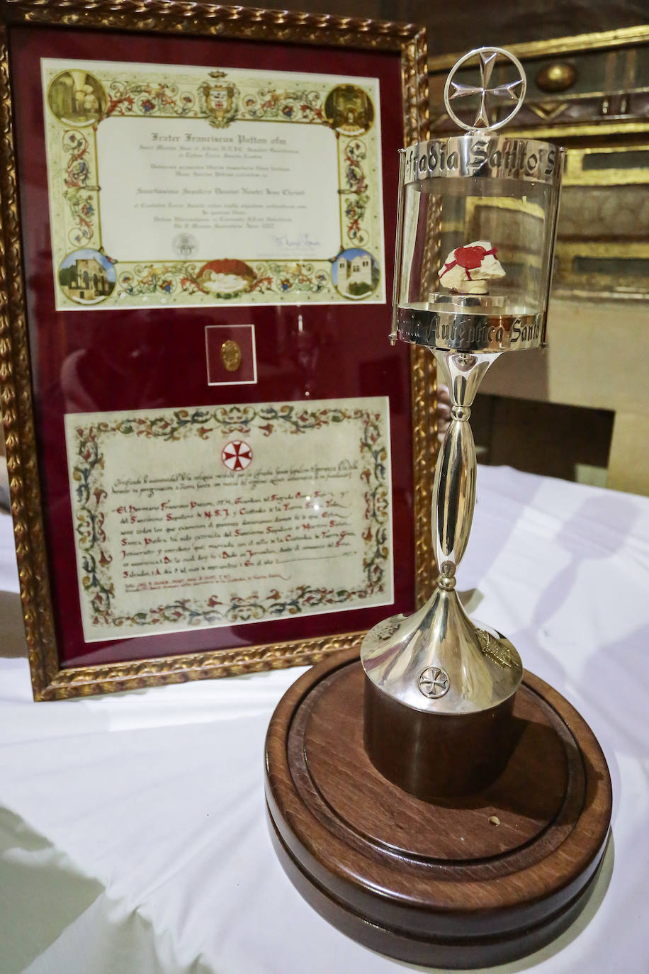 Piedra auténtica del Santo Sepulcro entregada por el Custodio de Tierra Santa y recibida por la Cofradía Santo Sepulcro Esperanza de la Vida de León en 2017.