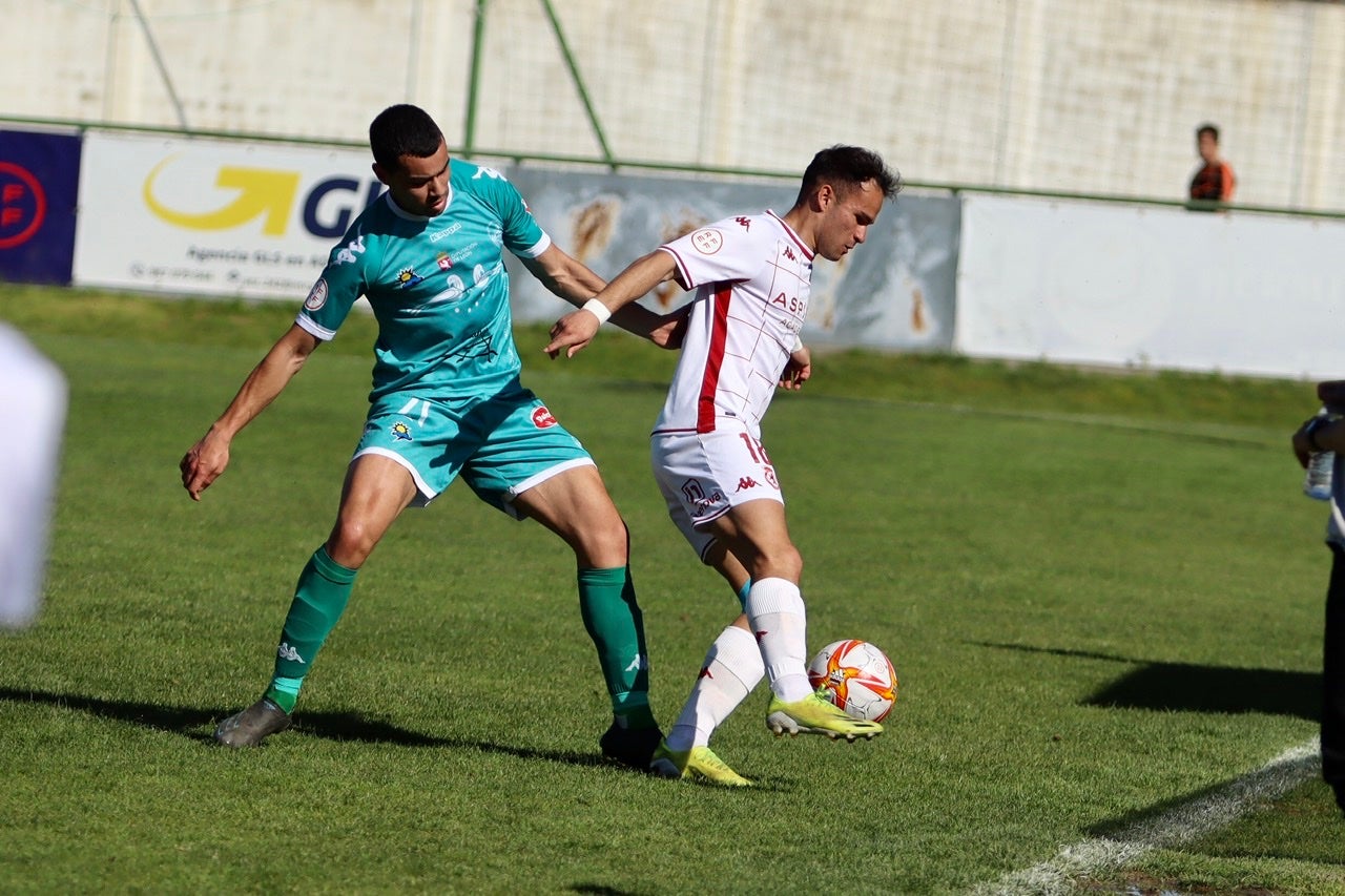 David Sanz, del Júpiter y autor de dos goles, protege un balón ante el central del Atlético Astorga Yago.