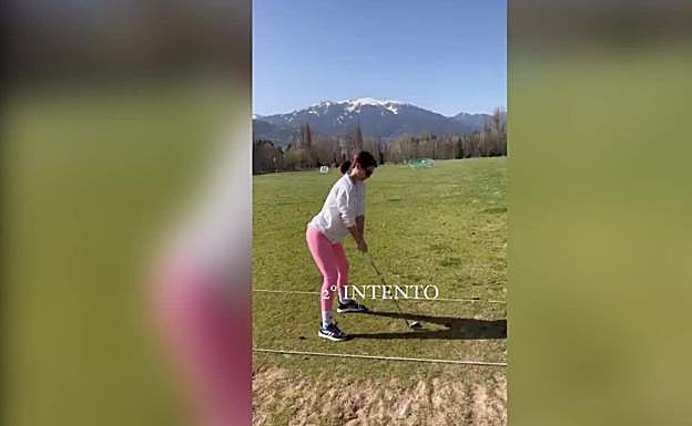 Laura Escanes se pasa del gimnasio al golf en sus vacaciones
