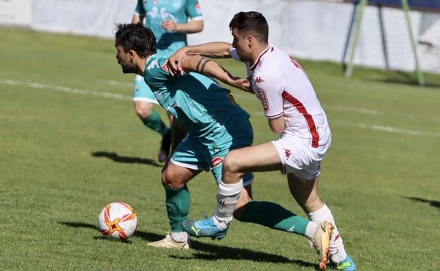 Galería. Javi Amor, del Atlético Astorga, trata de zafarse del capitán del Júpiter, Abel.