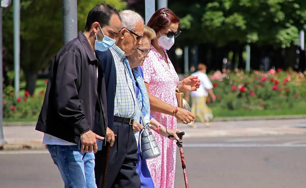 Varios leoneses pasean con mascarilla.