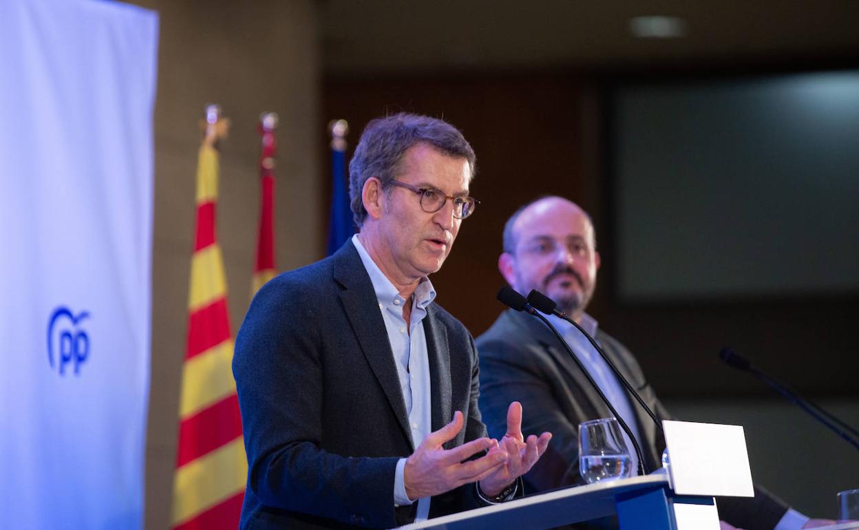 Alberto Núñez Feijóo y Alejandro Fernández en un acto del PP en Barcelona. 