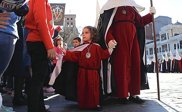 Una joven papona extiende la mano a quienes disfrutaban de la procesión. 
