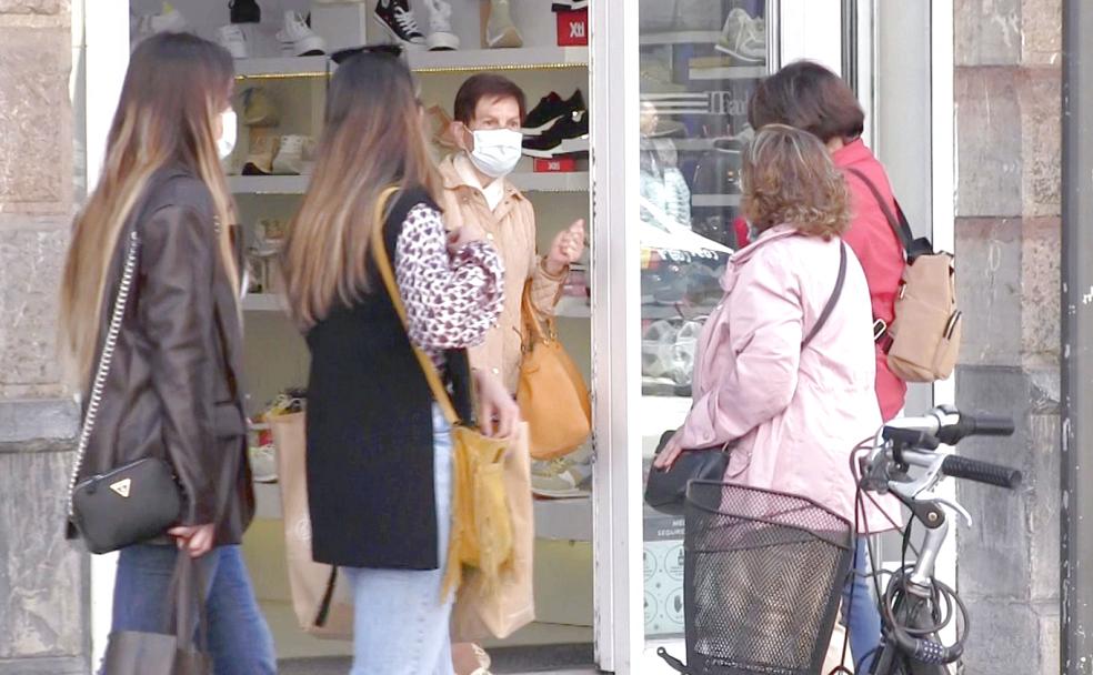 Una señora con mascarilla entra en una tienda de Ordoño II de la capital leonesa, algo que ya no será obligatorio a partir de este miércoles, 20 de abril.