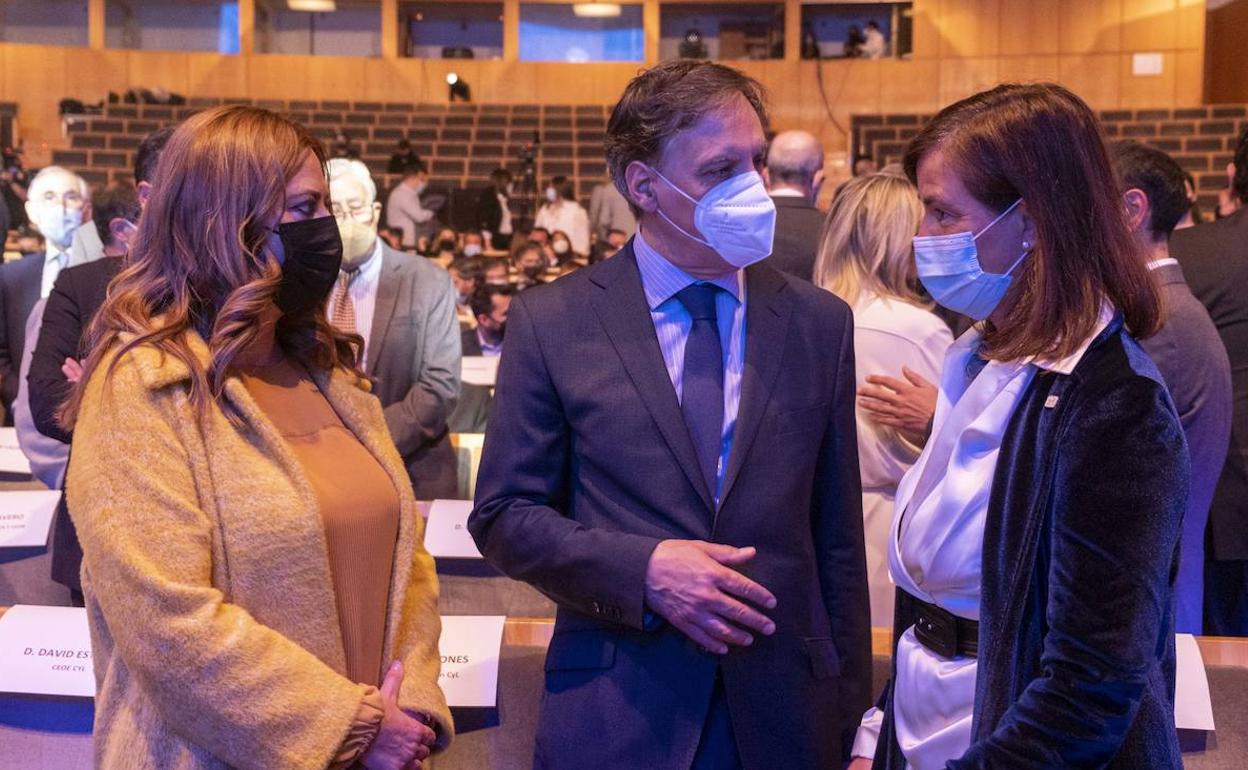 La delegada del Gobierno en Castilla y León, Virginia Barcones (I), en el acto de celebración del 25 aniversario de Empresa Familiar de Castilla y León, llevado a cabo en Salamanca