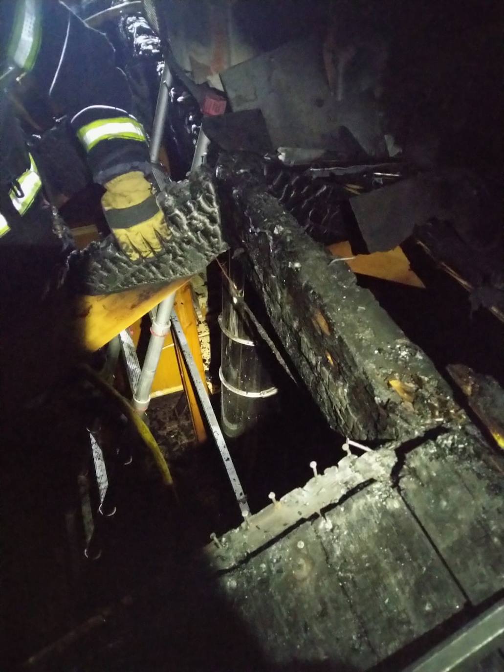 Un incendio calcina parte de la cubierta de una casa en Toral de los Vados.