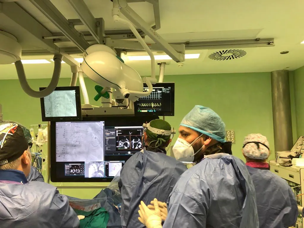 El Hospital de León realiza el primer implante de prótesis mitral transcatéter sin cirugía abierta. La intervención fue realizada a dos pacientes con enfermedad de la válvula mitral que habían sido intervenidos previamente mediante cirugía cardiaca convencional para la sustitución de la válvula mitral por una prótesis de tipo biológico. 