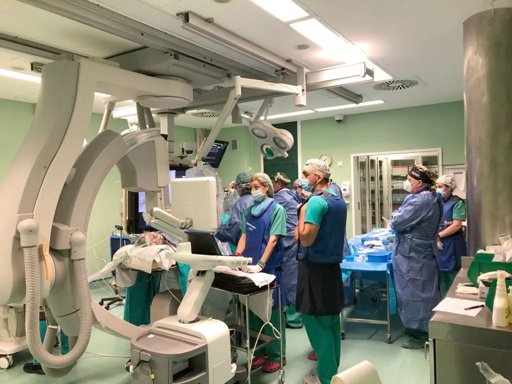 El Hospital de León realiza el primer implante de prótesis mitral transcatéter sin cirugía abierta. La intervención fue realizada a dos pacientes con enfermedad de la válvula mitral que habían sido intervenidos previamente mediante cirugía cardiaca convencional para la sustitución de la válvula mitral por una prótesis de tipo biológico. 