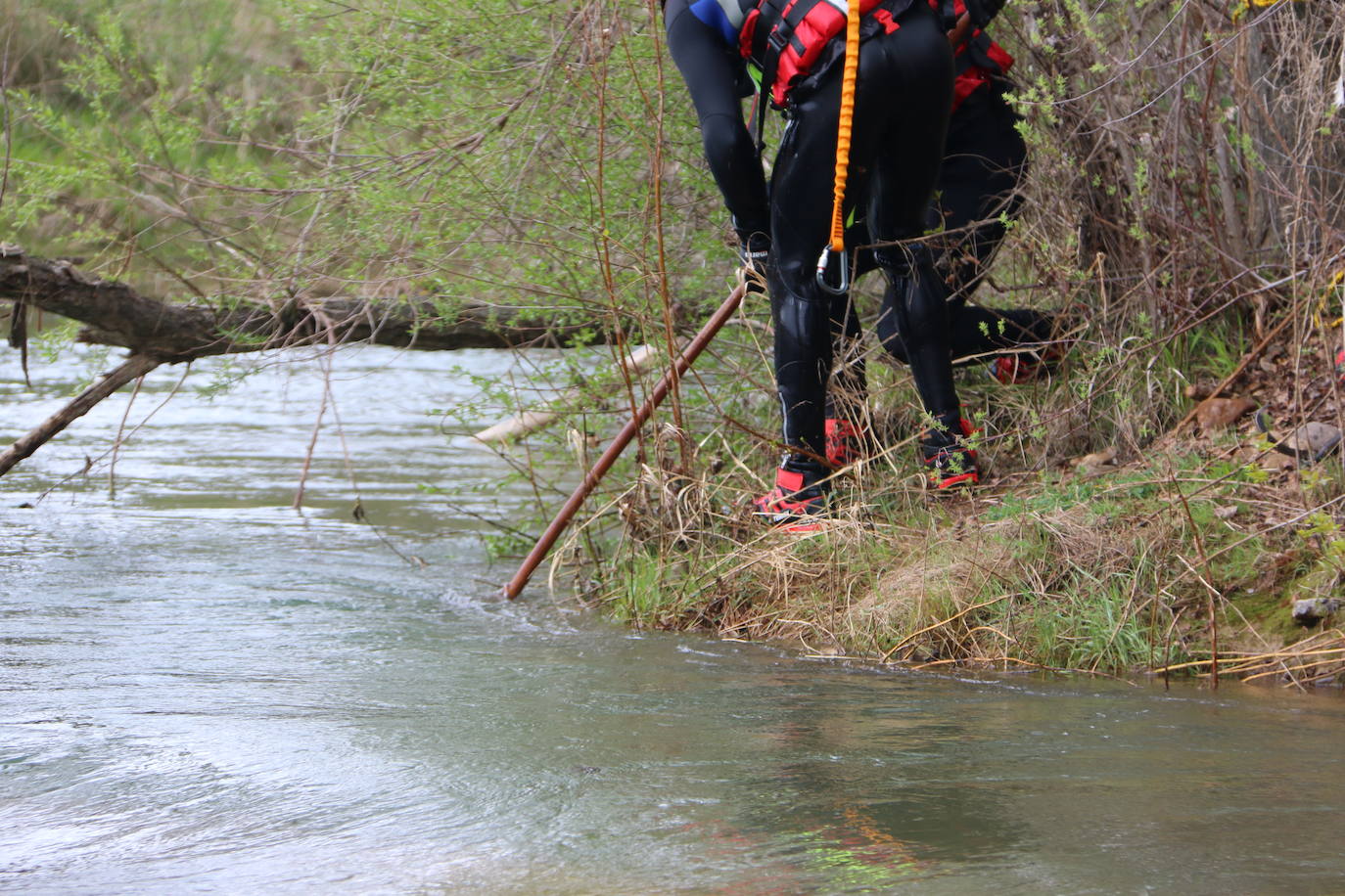 Activado un dispositivo de búsqueda tras denunciarse la desaparición de un hombre en el entorno del río Torío. Efectivos de Bomberos León se han desplazado al lugar con el fin de localizar al desaparecido tras localizar a su perro en las inmediaciones atado a un árbol.